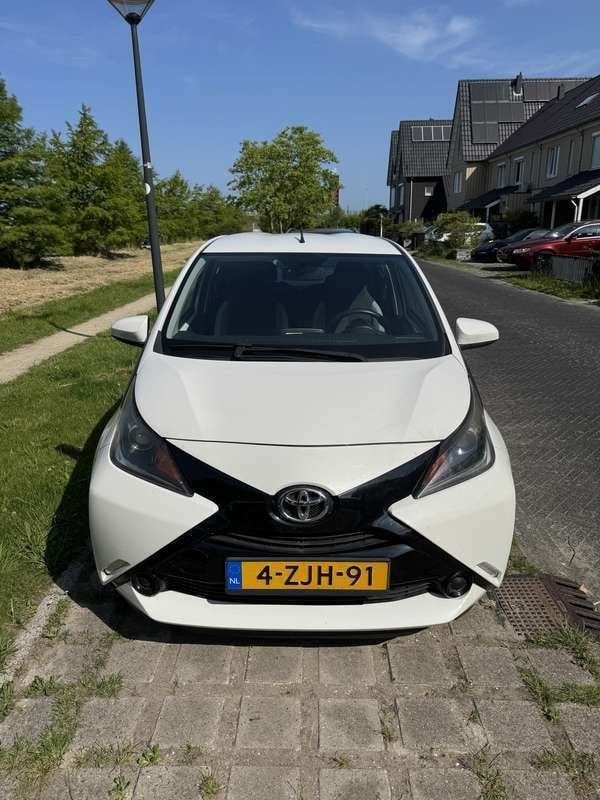 Wit Gebruikt 2015 Toyota Aygo X-play Hatchback | € 7.150 (Goede deal) - Afbeelding 1/4