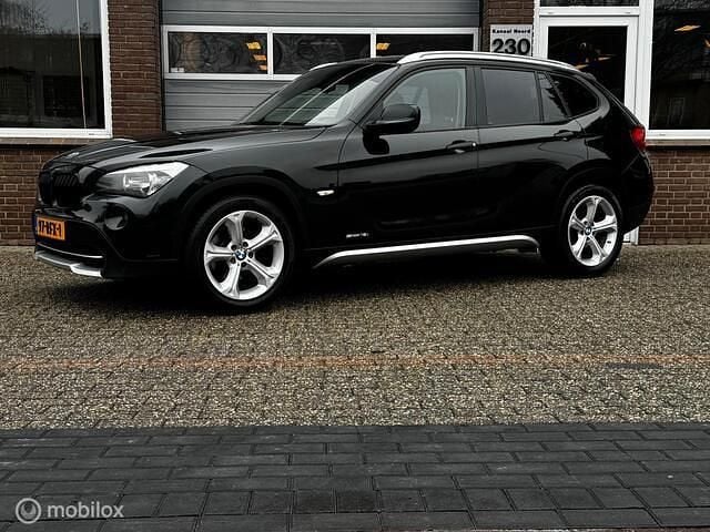 Zwart Occasion 2011 BMW X1 Executive SUV | € 6.950 (Super prijs) - Afbeelding 1/4