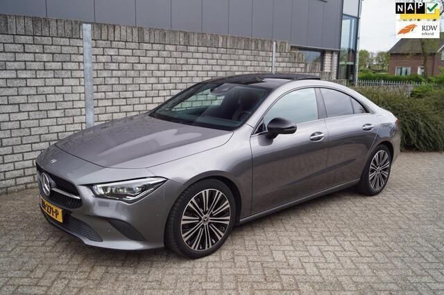Grijs Gebruikt 2019 Mercedes CLA220 Premium Plus Sedan | € 27.450 (Eerlijke prijs) - Afbeelding 1/4