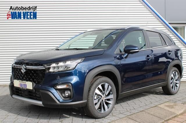 Blauw, metallic lak Gebruikt 2022 Suzuki SX4 S-Cross Style SUV | € 24.445 (Eerlijke prijs) - Afbeelding 1/4