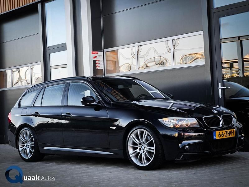 Zwart Gebruikt 2012 BMW 318 M Sport Stationwagen | € 7.950 (Goede deal) - Afbeelding 1/4
