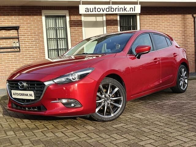 Rood (metallic) Occasion 2018 Mazda 3 Hatchback | € 17.740 (Eerlijke prijs) - Afbeelding 1/4