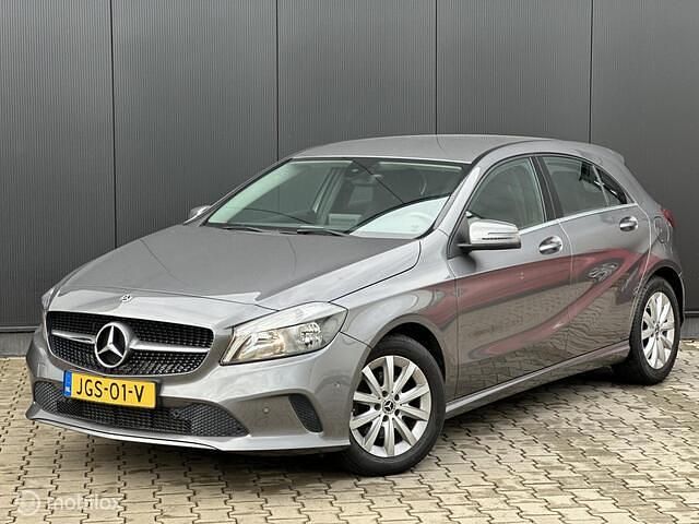 Grijs Gebruikt 2017 Mercedes A180 Ambition Hatchback | € 18.998 (Eerlijke prijs) - Afbeelding 1/4