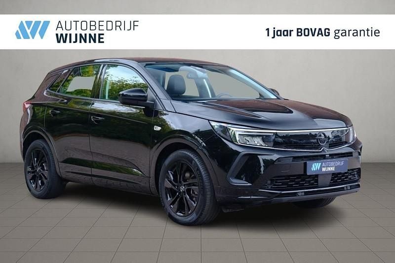 Zwart, metallic lak Gebruikt 2024 Opel Grandland X SUV | € 26.450 (Goede deal) - Afbeelding 1/4