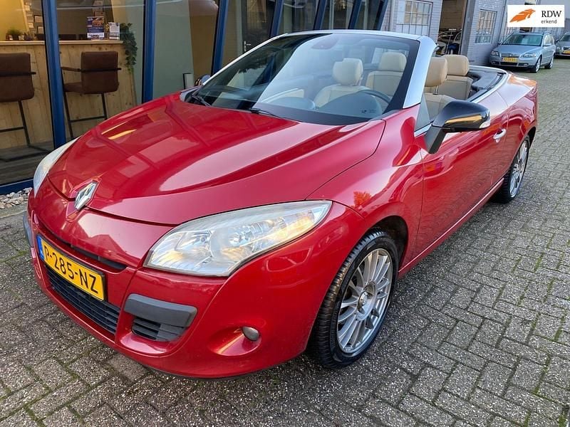 Rood (metallic) Gebruikt 2010 Renault Mégane Cabriolet Dynamique Cabriolet | € 4.945 (Goede deal) - Afbeelding 1/4
