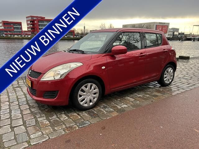 Rood (metallic) Gebruikt 2011 Suzuki Swift Comfort Hatchback | € 6.450 (Eerlijke prijs) - Afbeelding 1/4