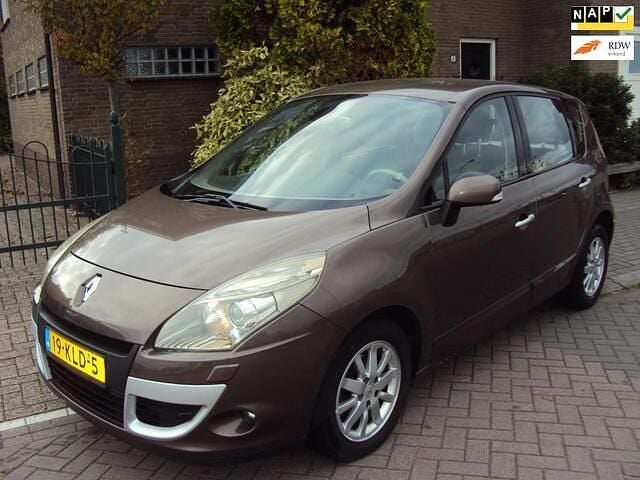 Bruin Gebruikt 2010 Renault Scénic III Privilege MPV | € 6.350 (Iets duurder) - Afbeelding 1/4