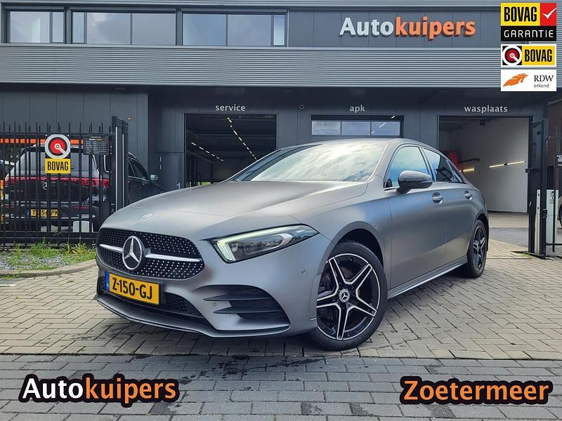 Grijs Gebruikt 2021 Mercedes A250 Premium Plus Sedan | € 29.950 (Eerlijke prijs) - Afbeelding 1/4