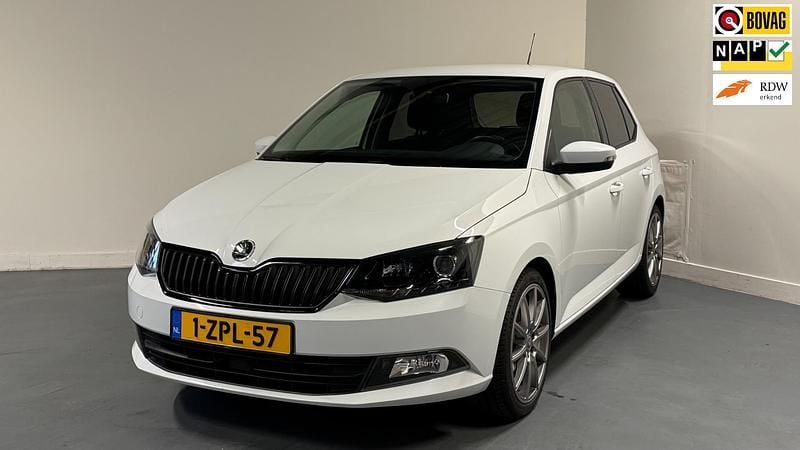 Wit Occasion 2015 Skoda Fabia First Edition Hatchback | € 9.845 (Eerlijke prijs) - Afbeelding 1/4