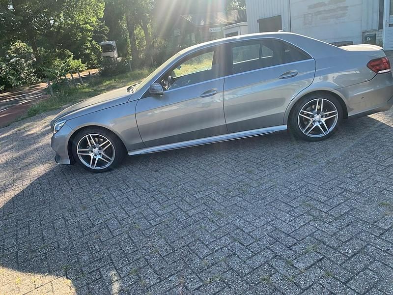 Grijs Gebruikt 2013 Mercedes E300 Sedan | € 12.500 (Eerlijke prijs) - Afbeelding 1/4