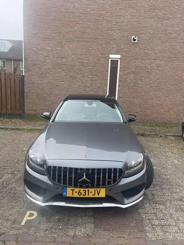 Grijs Gebruikt 2017 Mercedes C300 Prestige Sedan | € 14.950 - Afbeelding 1/4