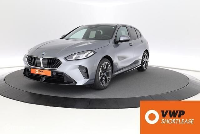 Grijs Gebruikt 2025 BMW 120 Comfort Edition Hatchback | € 38.850 (Eerlijke prijs) - Afbeelding 1/4