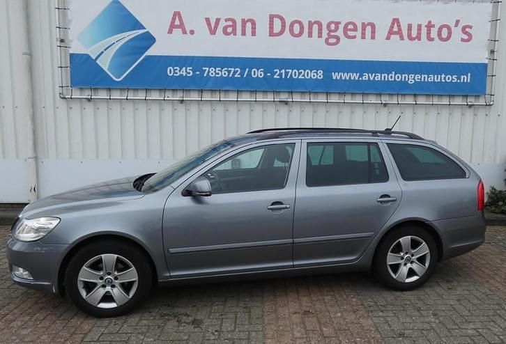 Grijs Occasion 2012 Skoda Octavia Ambition Stationwagen | € 3.495 (Super prijs) - Afbeelding 1/4