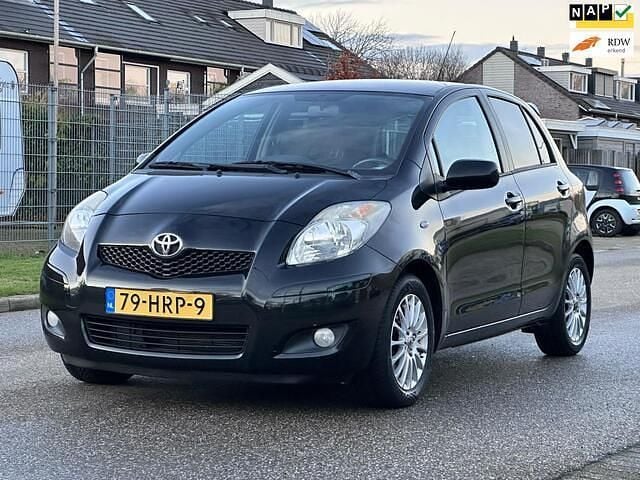Zwart Gebruikt 2009 Toyota Yaris Hatchback | € 4.450 (Eerlijke prijs) - Afbeelding 1/4