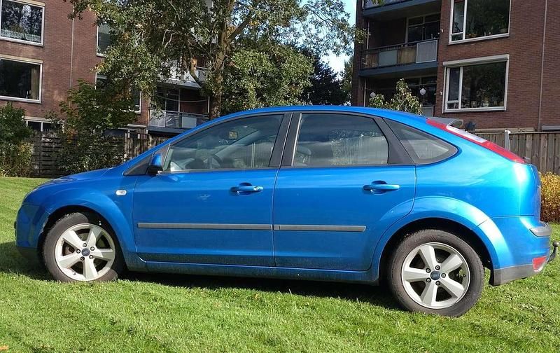 Blauw Gebruikt 2005 Ford Focus Ghia Hatchback | € 1.749 (Eerlijke prijs) - Afbeelding 1/4