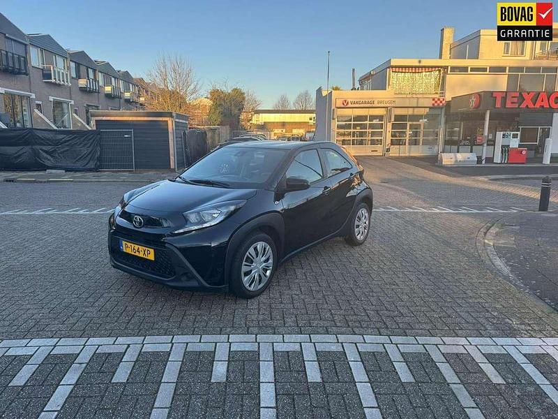 Zwart Gebruikt 2022 Toyota Aygo X Play SUV | € 14.950 (Super prijs) - Afbeelding 1/4