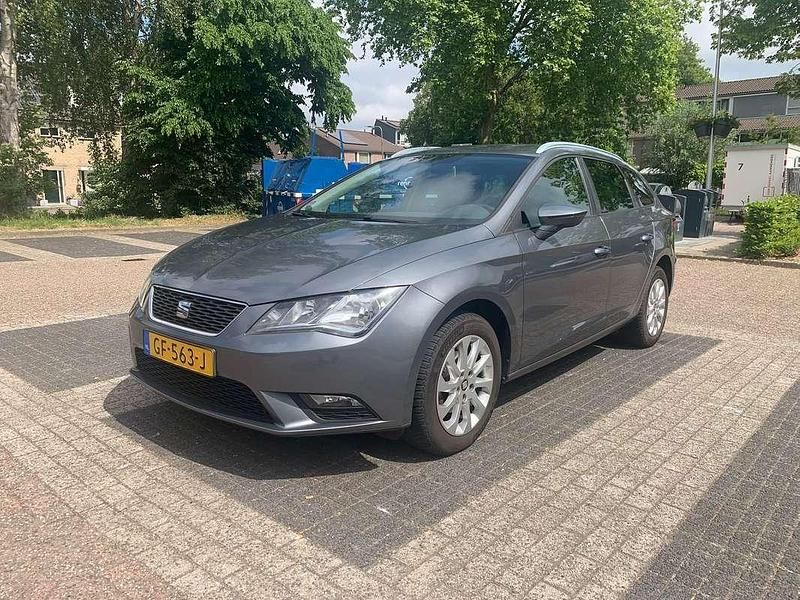 Grijs Gebruikt 2015 Seat Leon ST Style Stationwagen | € 8.995 (Goede deal) - Afbeelding 1/4