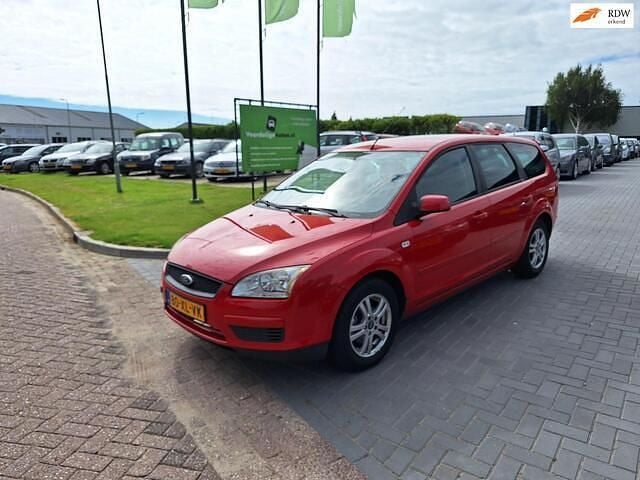 Rood Gebruikt 2007 Ford Focus Trend Stationwagen | € 1.799 (Iets duurder) - Afbeelding 1/4