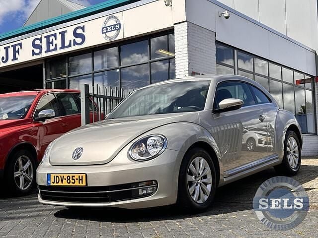 Grijs, metallic lak Gebruikt 2013 VW Beetle Design Hatchback | € 11.750 (Eerlijke prijs) - Afbeelding 1/4