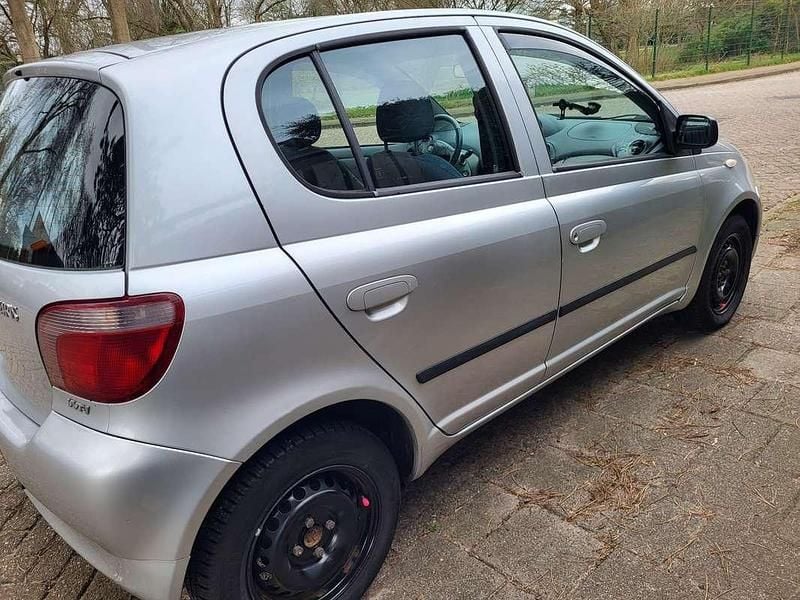 Occasion Toyota Yaris Luna 86 PK (63 kW) 2001 Zilver Hatchback