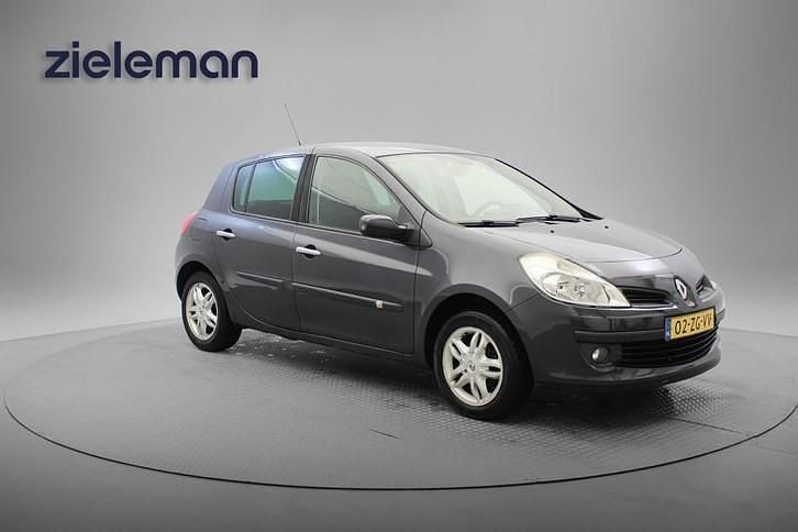 Grijs (metallic) Occasion 2008 Renault Clio II Dynamique Hatchback | € 2.845 (Eerlijke prijs) - Afbeelding 1/4