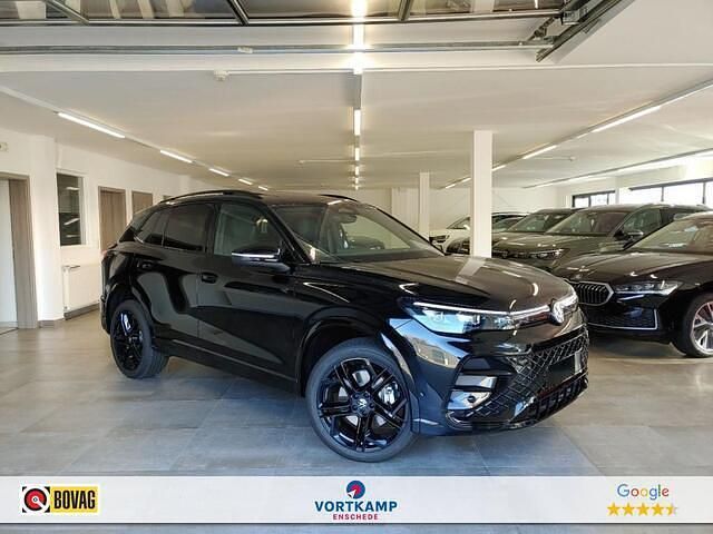 Zwart Nieuw 2025 VW Tiguan R-line SUV | € 58.950 (Eerlijke prijs) - Afbeelding 1/4