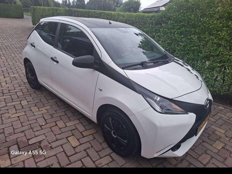 Wit Gebruikt 2017 Toyota Aygo Hatchback | € 7.500 (Goede deal) - Afbeelding 1/4