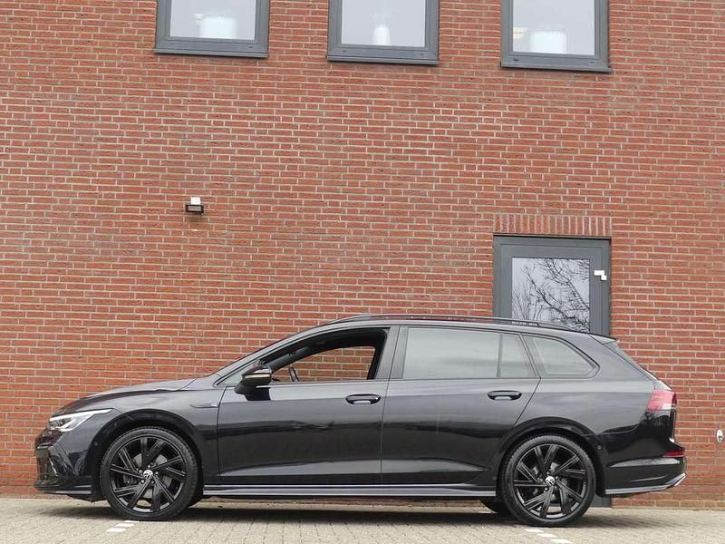 Occasion VW Golf VIII R-line 191 PK (140 kW) 2022 Zwart (metallic) Stationwagen