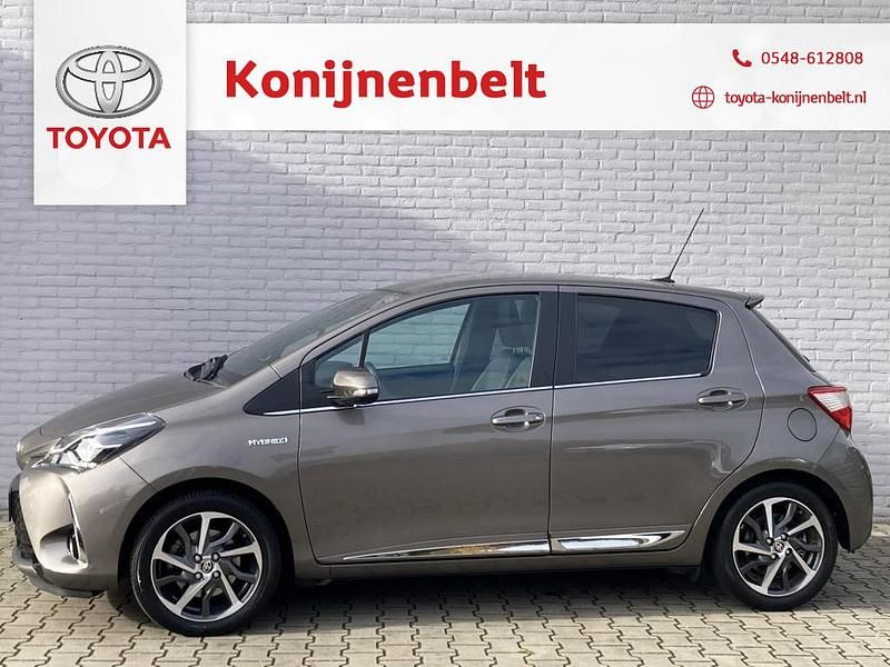 Grijs Gebruikt 2018 Toyota Yaris Premium Hatchback | € 17.995 - Afbeelding 1/3