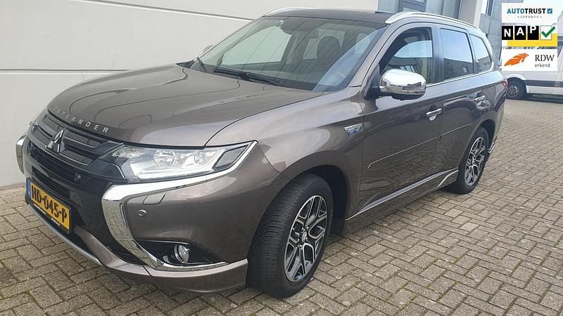 Bruin Gebruikt 2015 Mitsubishi Outlander P-HEV Instyle SUV | € 13.999 (Goede deal) - Afbeelding 1/4