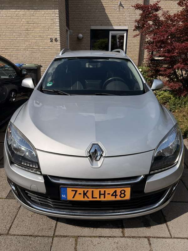 Grijs Gebruikt 2012 Renault Mégane GrandTour Dynamique Stationwagen | € 6.000 (Iets duurder) - Afbeelding 1/4