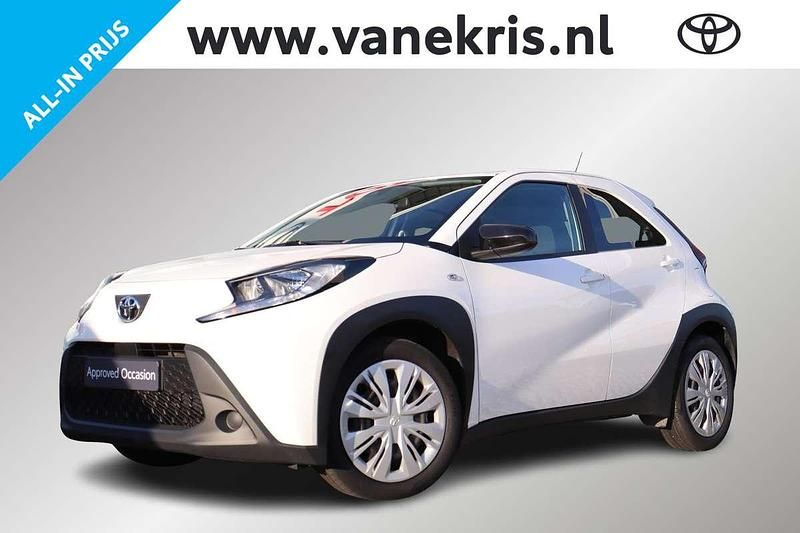 Wit Occasion 2022 Toyota Aygo X Play SUV | € 14.440 (Eerlijke prijs) - Afbeelding 1/4