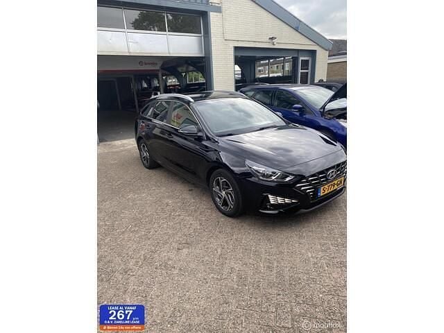 Zwart Gebruikt 2022 Hyundai i30 Comfort Stationwagen | € 19.950 (Eerlijke prijs) - Afbeelding 1/4