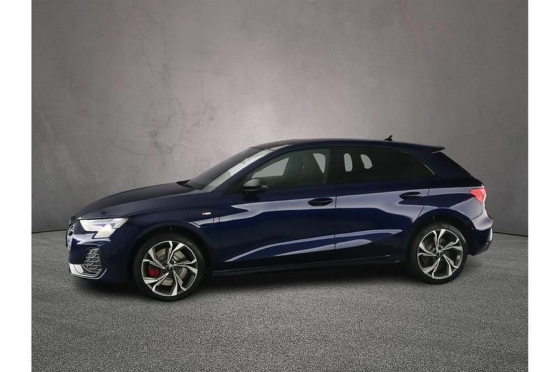 Nieuw Audi A3 Sportback e-tron S-Line 2026 Navarrablauw metallic Hatchback
