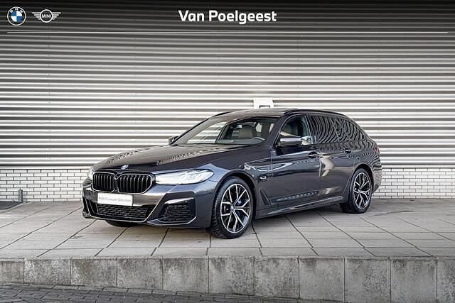 Sophistograu brillianteffect metallic (grijs metallic) Gebruikt 2022 BMW 530e Performance Stationwagen | € 44.900 (Duur) - Afbeelding 1/4