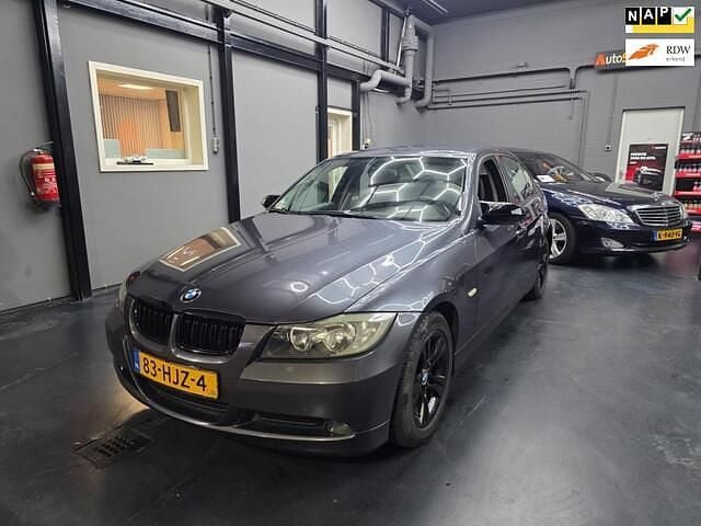 Grijs Gebruikt 2009 BMW 320 Executive Sedan | € 5.499 (Eerlijke prijs) - Afbeelding 1/4