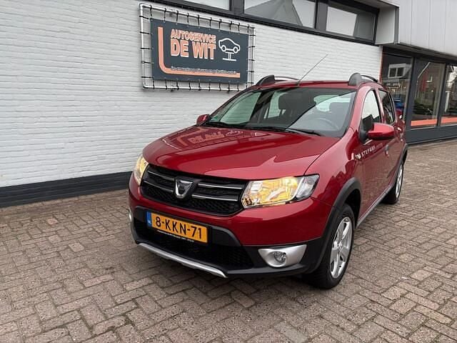 Occasion Dacia Sandero Lauréate 90 PK (66 kW) 2013 Rood Hatchback