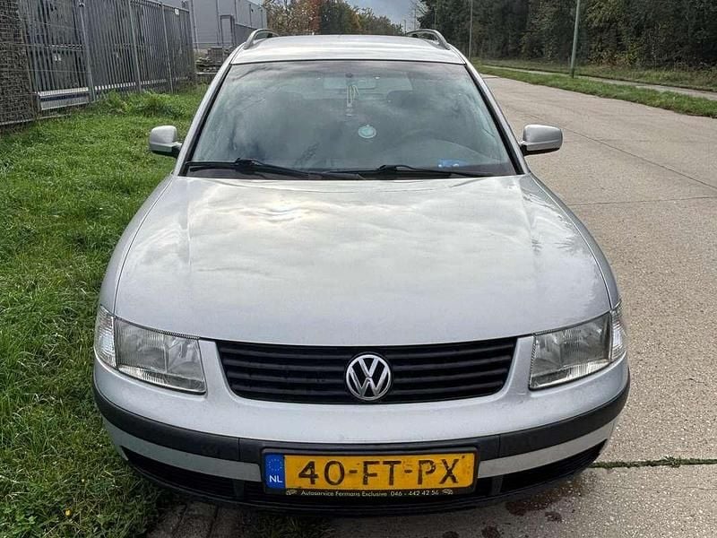 Zilver Gebruikt 2000 VW Passat Comfortline Stationwagen | € 1.200 - Afbeelding 1/4