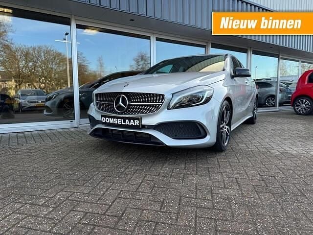 Grijs Occasion 2018 Mercedes A180 Sport Edition Hatchback | € 18.945 (Goede deal) - Afbeelding 1/4