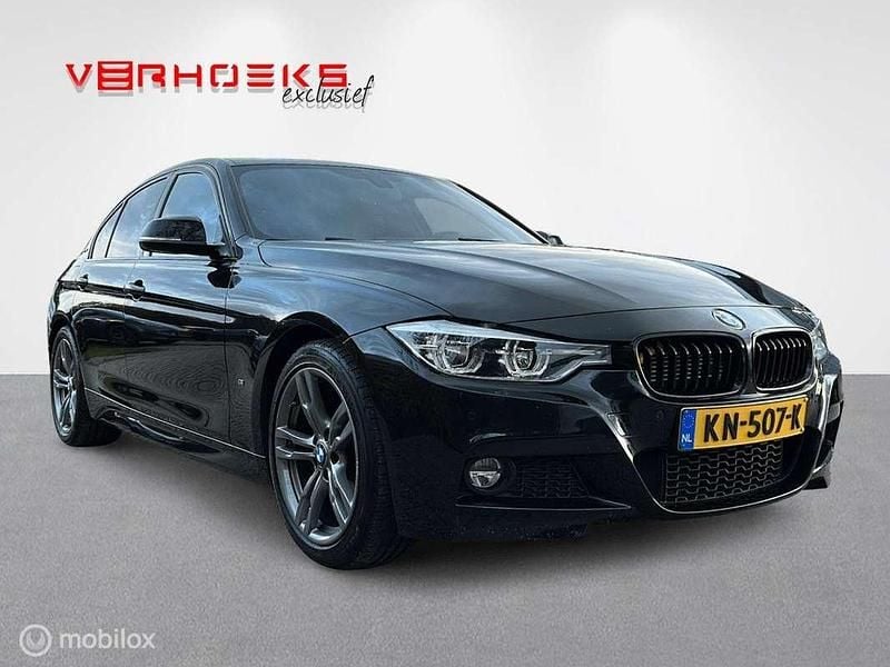 Zwart Gebruikt 2016 BMW 330e Performance Sedan | € 22.750 (Eerlijke prijs) - Afbeelding 1/4