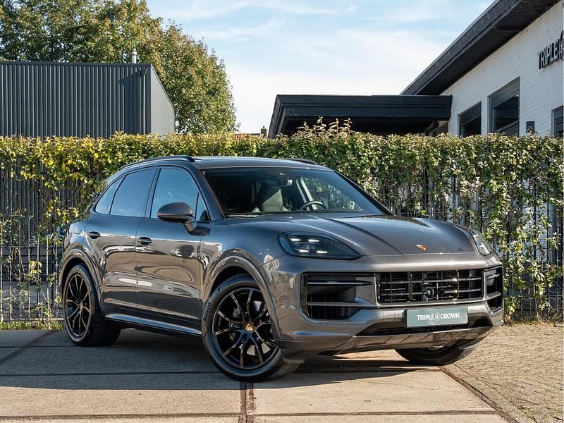 Grijs Gebruikt 2023 Porsche Cayenne Sport SUV | € 102.950 (Duur) - Afbeelding 1/4
