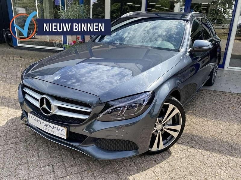 Grijs, metallic lak Gebruikt 2015 Mercedes C350e Edition Stationwagen | € 17.950 (Duur) - Afbeelding 1/4