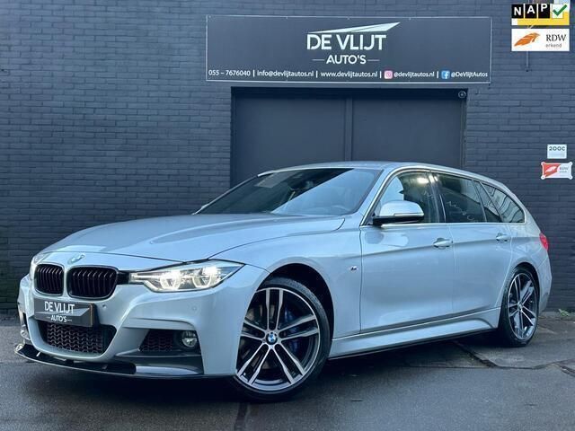 Grijs, metallic lak Gebruikt 2017 BMW 325 M Sport Stationwagen | € 23.750 - Afbeelding 1/4