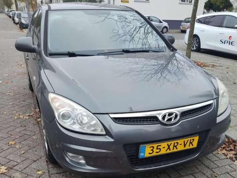 Zilver Occasion 2007 Hyundai i30 Dynamiq Hatchback | € 1.950 (Eerlijke prijs) - Afbeelding 1/4