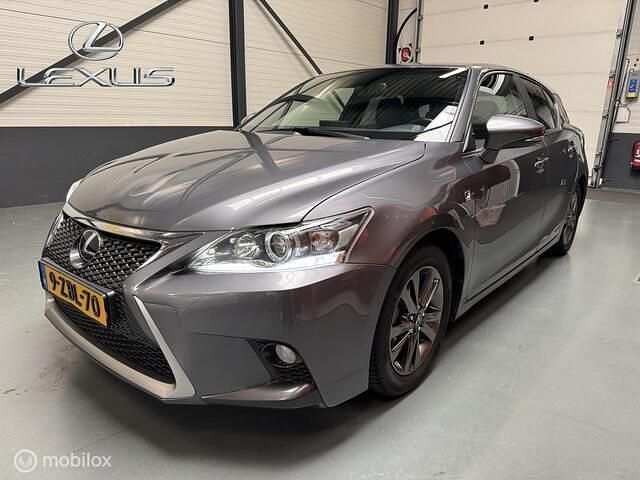Grijs, metallic lak Gebruikt 2014 Lexus CT200h Sport Line Hatchback | € 10.450 (Eerlijke prijs) - Afbeelding 1/4