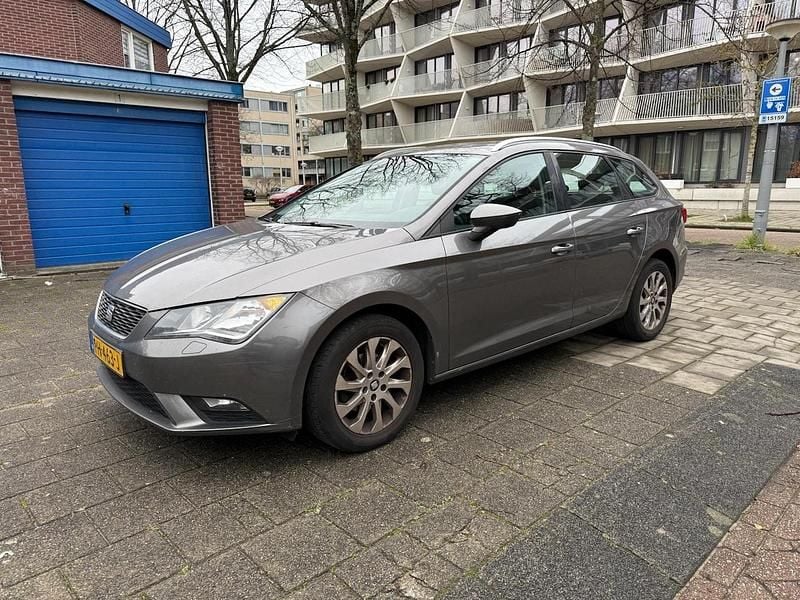 Grijs (metallic) Gebruikt 2015 Seat Leon ST Style Stationwagen | € 5.200 (Super prijs) - Afbeelding 1/4
