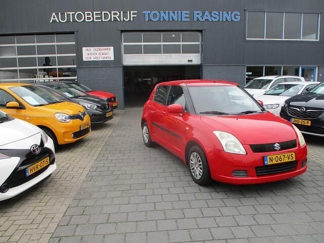 Rood Gebruikt 2005 Suzuki Swift Hatchback | € 1.940 (Goede deal) - Afbeelding 1/4