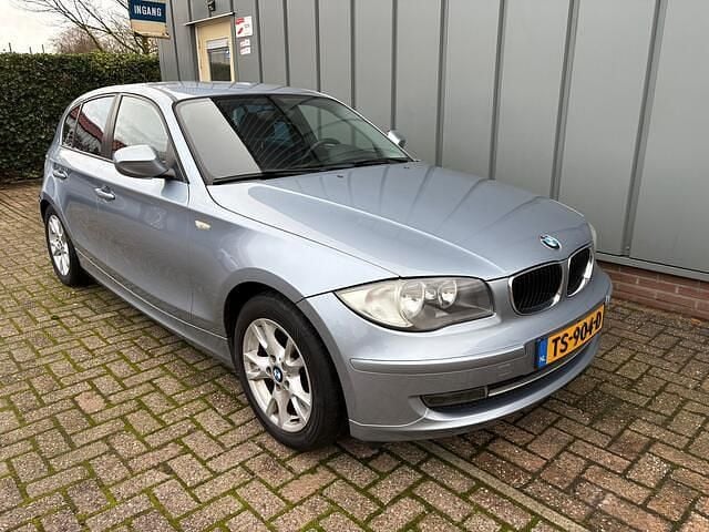 Blauw (metallic) Gebruikt 2010 BMW 116 Hatchback | € 4.450 (Eerlijke prijs) - Afbeelding 1/4