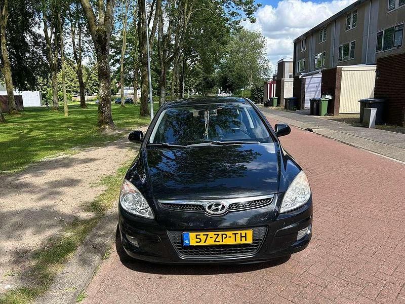 Zwart Gebruikt 2008 Hyundai i30 Dynamiq MPV | € 1.750 (Eerlijke prijs) - Afbeelding 1/4