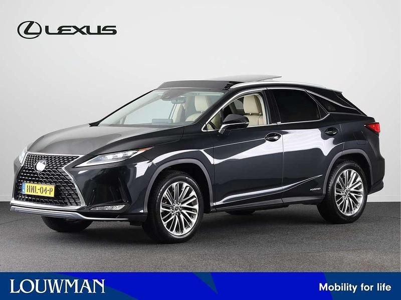 Graphite black metallic (zwart metallic) Gebruikt 2022 Lexus RX450h Luxury Line SUV | € 64.745 (Iets duurder) - Afbeelding 1/3